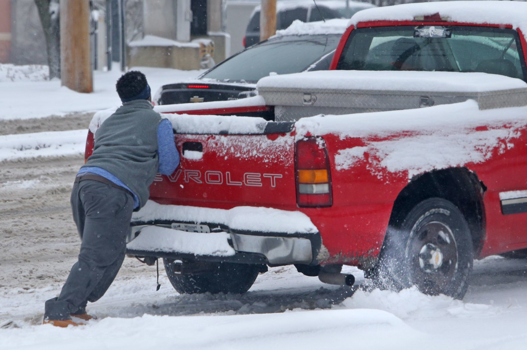 Snow causes traffic problems in the St. Louis area